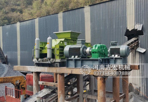 山石硬度大難處理？液壓對(duì)輥高壓碾壓設(shè)計(jì),破碎效果立竿見影！